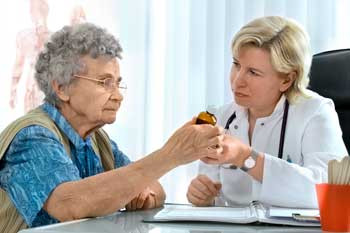 Behandeling-vrouw-bij-de-dokter